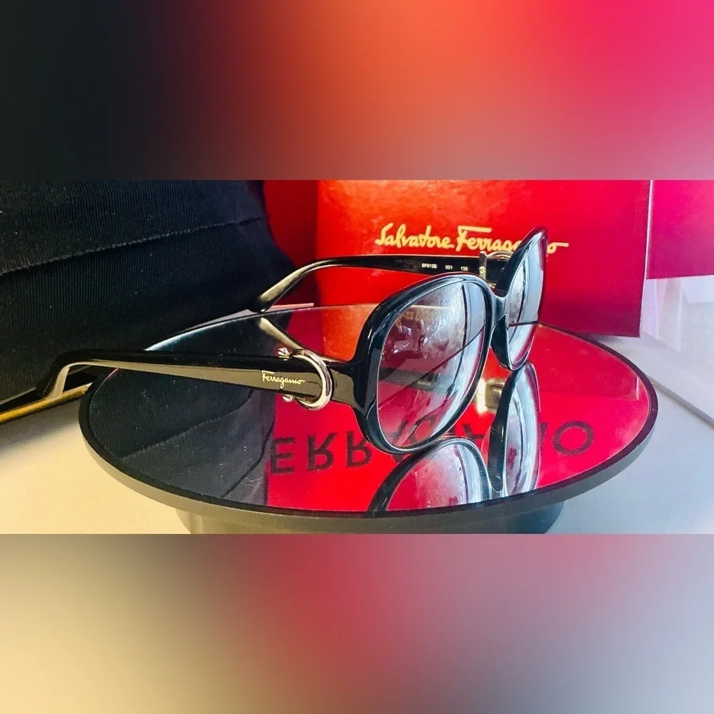 SALVATORE FERRAGAMO SUNGLASSES BLACK OVAL